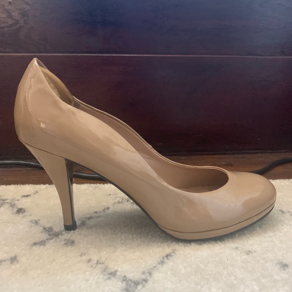 Tahari Nude Colette Patent Heels Shoes 